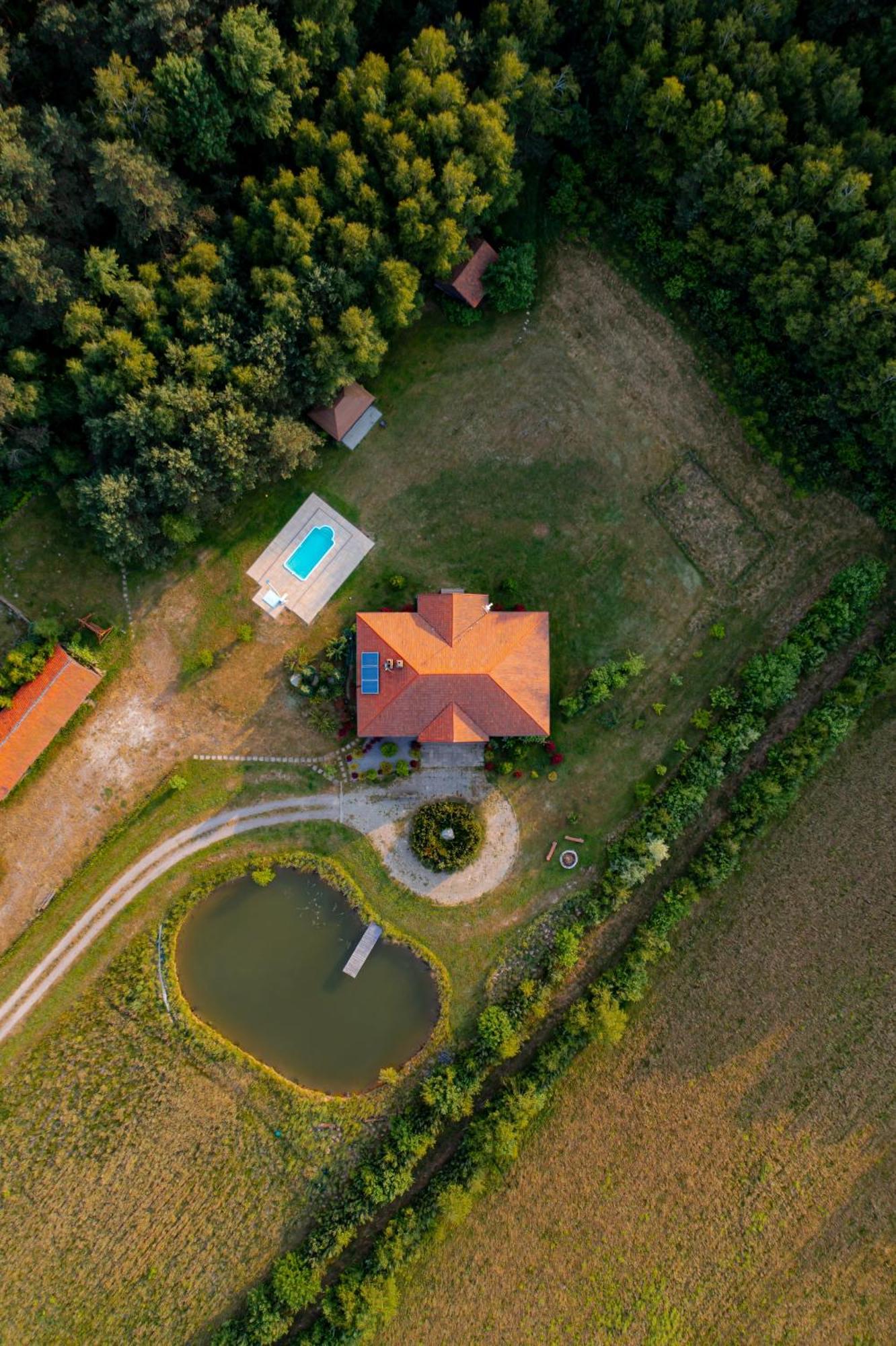 Dworek Ogrodniki, całoroczny dom wakacyjny na wyłączność, basen, sauna, las, pianino, duża ogrodzona posesja Tuczna Zewnętrze zdjęcie